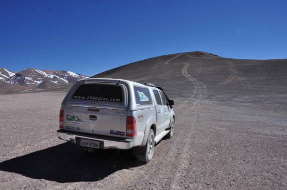 Fiona prepara-se para subir montanha no Parque Nacional Nevado Tres Cruces, região do Paso San Francisco, próximo à Copiapo, no Chile